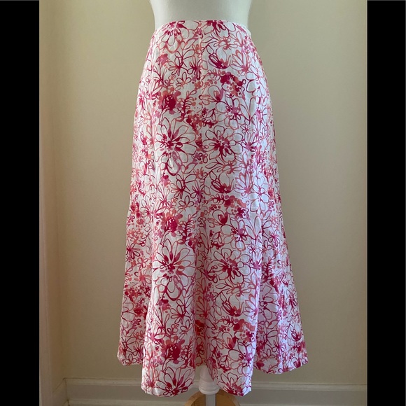Kim Rogers Dresses & Skirts - 🌺Pretty White Flower Print Skirt
